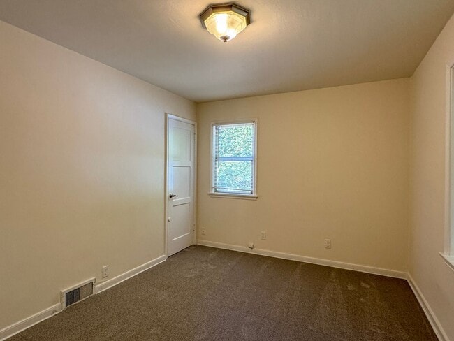 Building Photo - Wonderful Wedgwood Location! 2bd/2bth home...