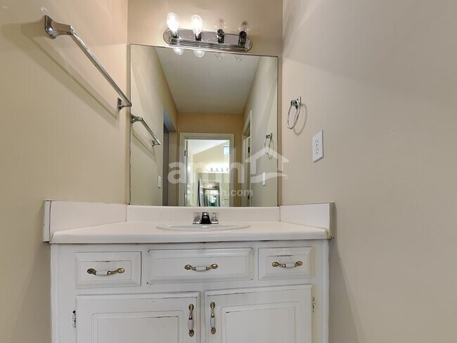 Building Photo - 210 Summer Hill Cir