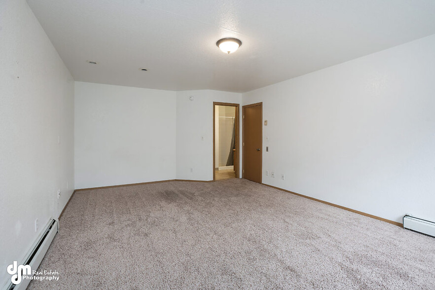 Building Photo - 1180 N Elsinore Ave