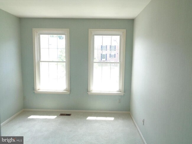 Building Photo - 10 Donagh Ct