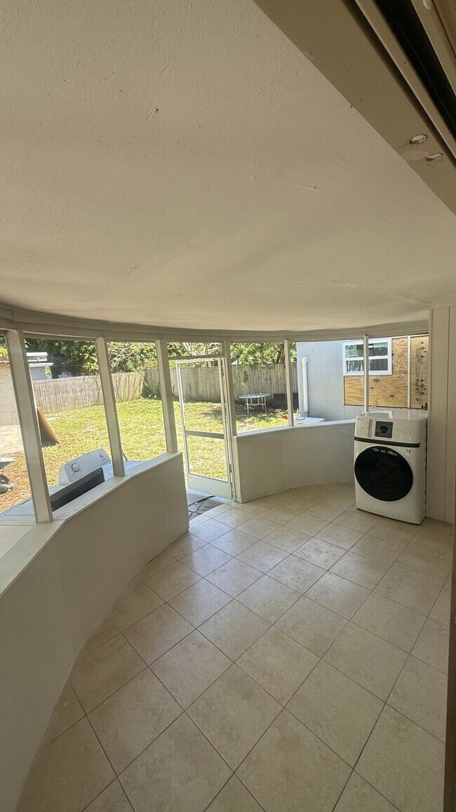 Building Photo - 1508 NW 1st Ave