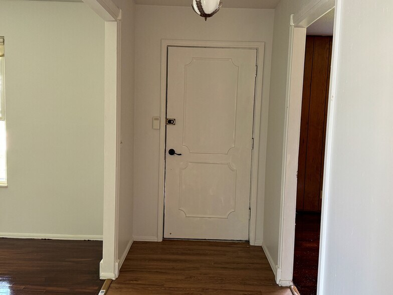 Building Photo - 1617 Somerset Shire Dr