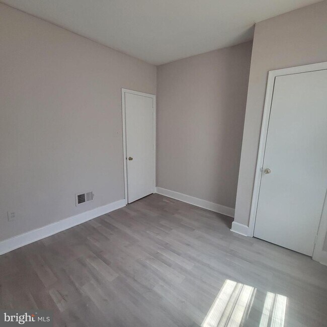 Building Photo - 5426 Regent St