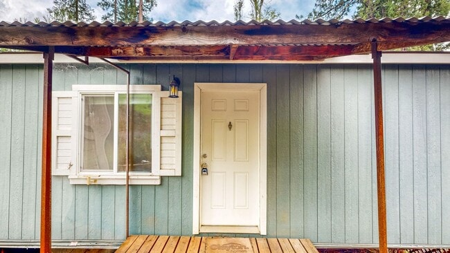 Building Photo - Gated 2 bedroom 1 bath at Pochini Family Farm!