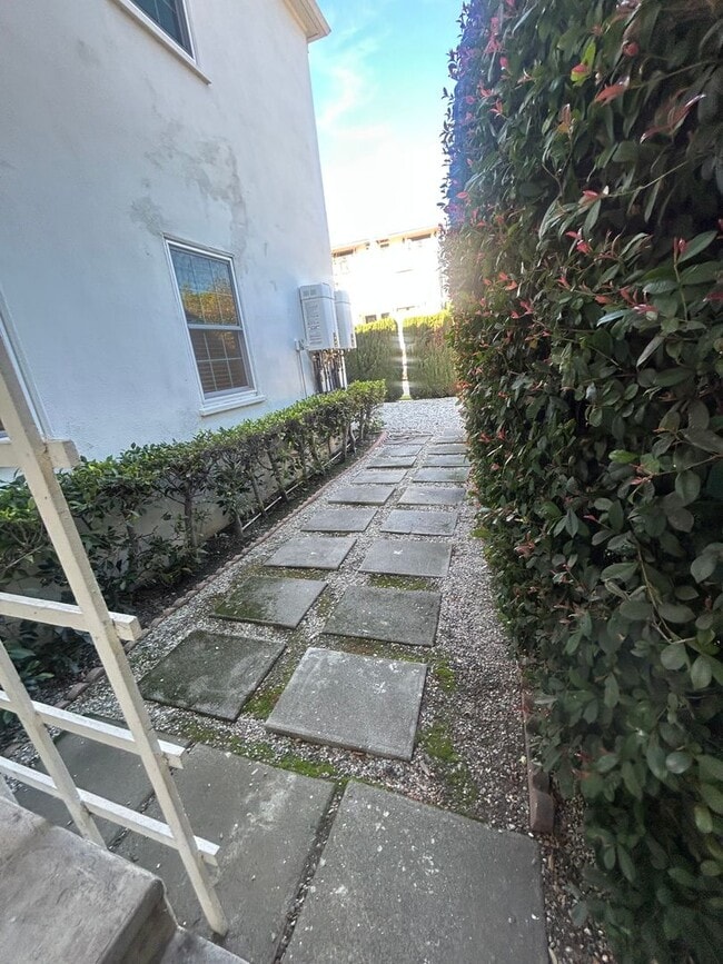 Building Photo - 9750 Newman St