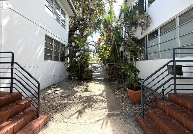 Building Photo - 4710 Pine Tree Dr