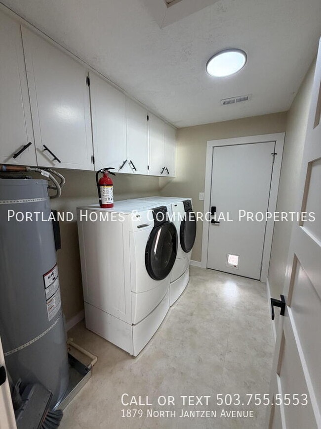 Building Photo - 1879 N Jantzen Ave