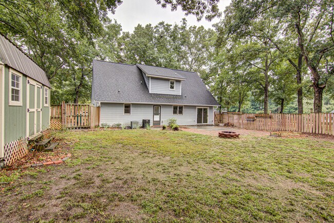 Building Photo - 2315 Treetop Ln