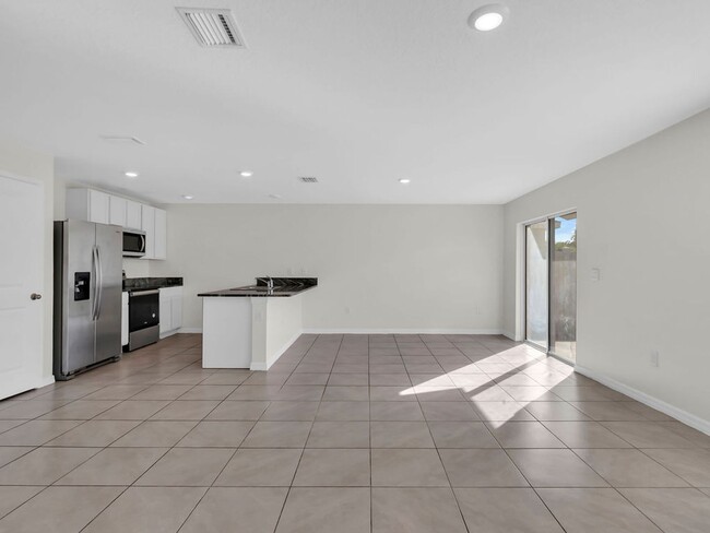 Building Photo - Beautiful 4 bedroom 2 bathroom Single Family House! Like new!