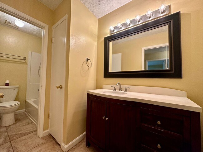 Building Photo - 2 Bedroom 1 Bath Available with Water, Tra...