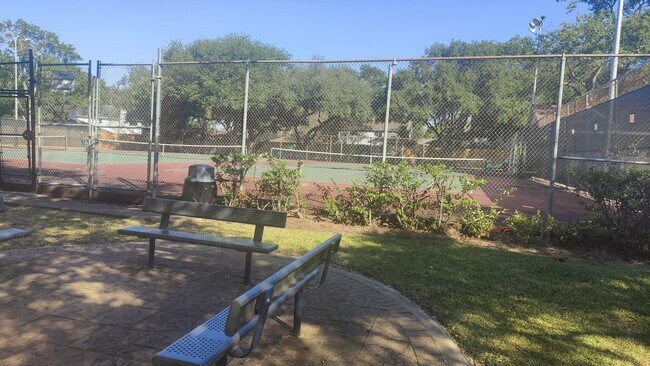 Building Photo - 13903 Chevy Chase Dr