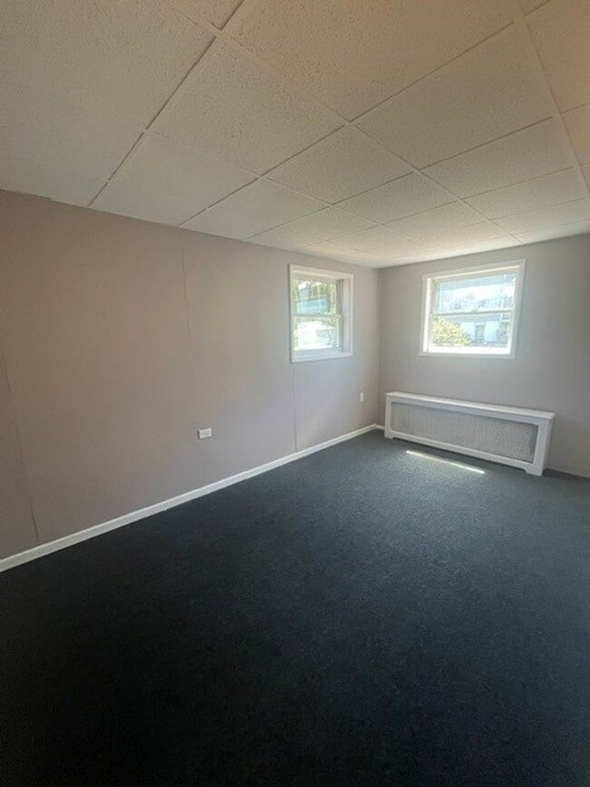Building Photo - 4 Bedroom 1.5 Bath