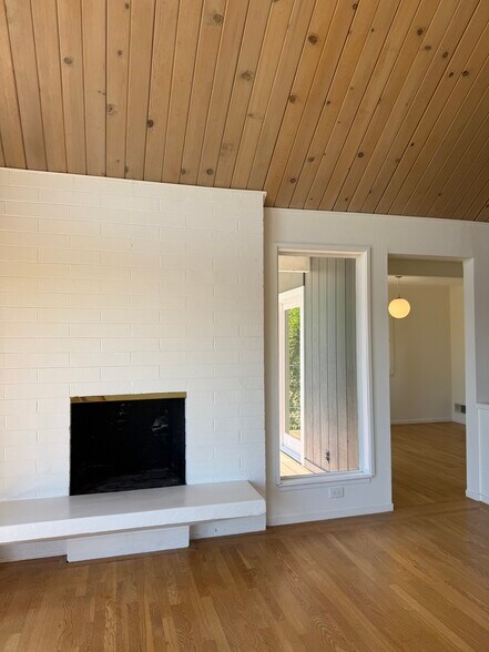 Building Photo - 35 Longwood Dr