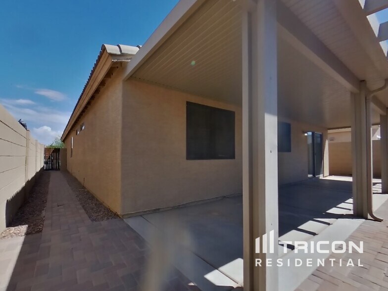 Building Photo - 40148 Calabria St
