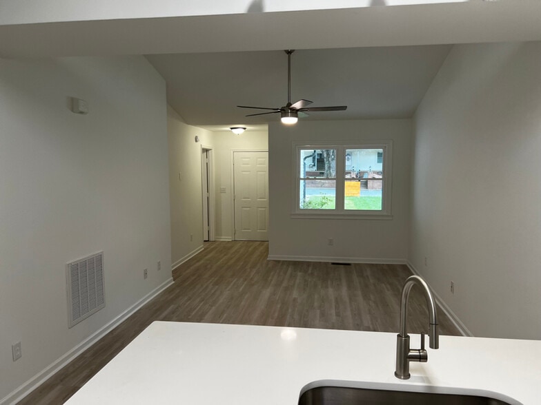 Building Photo - 307 W McNeely Ave