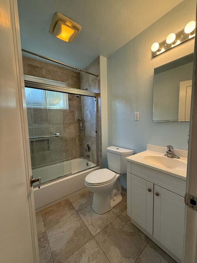 Building Photo - Open House Saturday 11/15 12-130 pm Hard f...