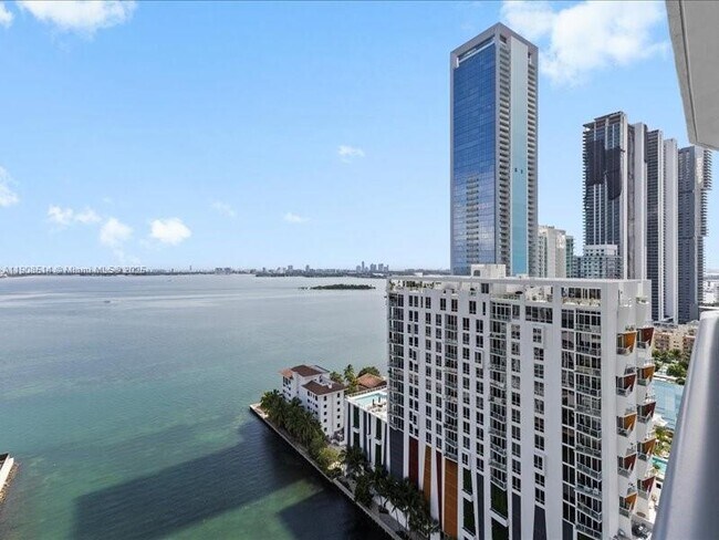 Building Photo - 460 NE 28th St