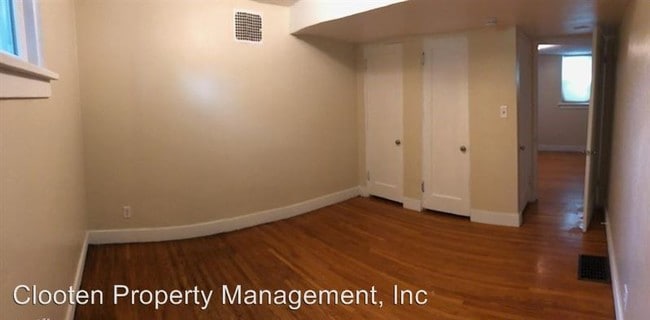 Building Photo - 206 E Ave D