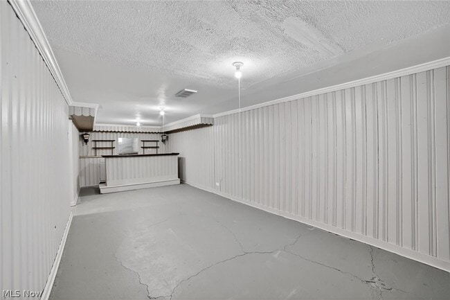 Building Photo - 303 S Green Rd