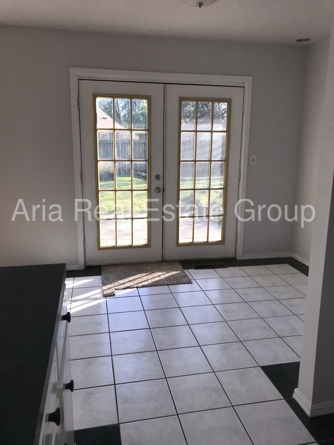 Building Photo - Colonial Estate Home!
