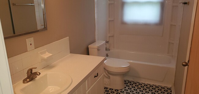 Building Photo - 3 bd, 1 ba house, N Columbia, new paint, f...