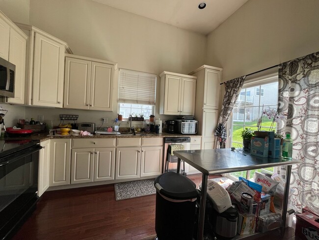 Building Photo - Stunning Upper Nazareth End Unit Townhome