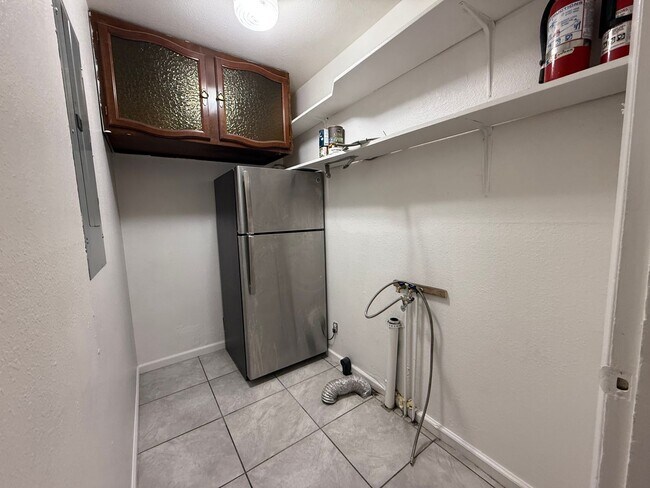 Building Photo - Cute Updated 2 Bedroom House