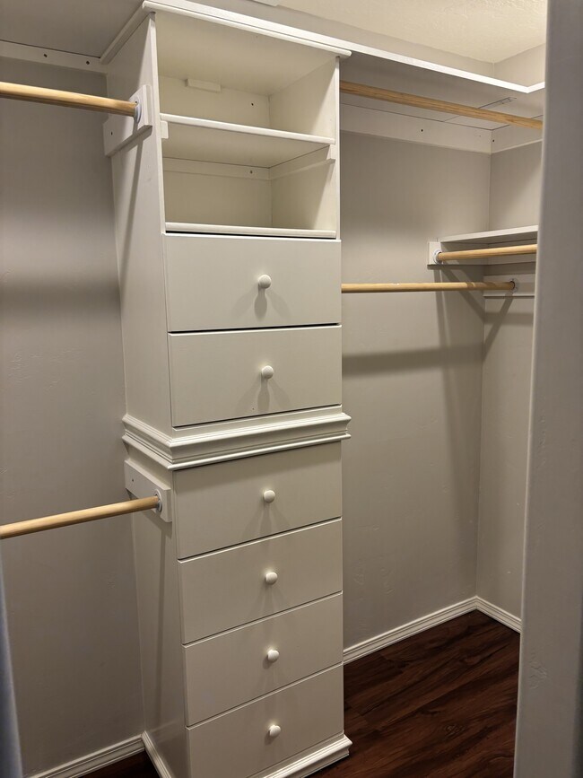 Building Photo - 2075 Mary Dr