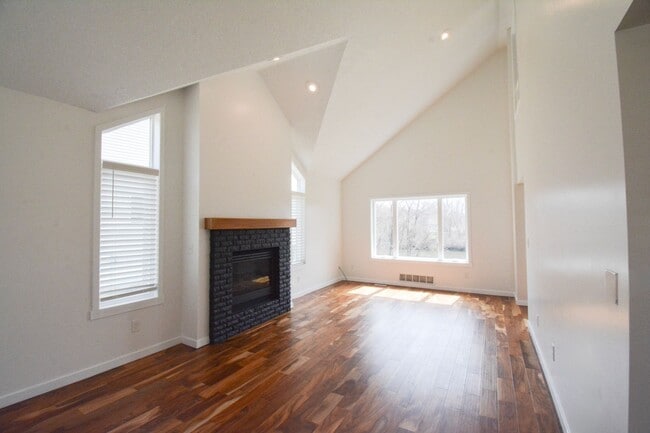 Building Photo - Luxury Lakeside Living – 3 Bed, 2.5 Bath Home with Stunning Views