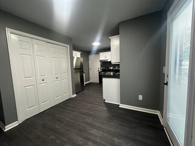 Building Photo - Fully Renovated in White House