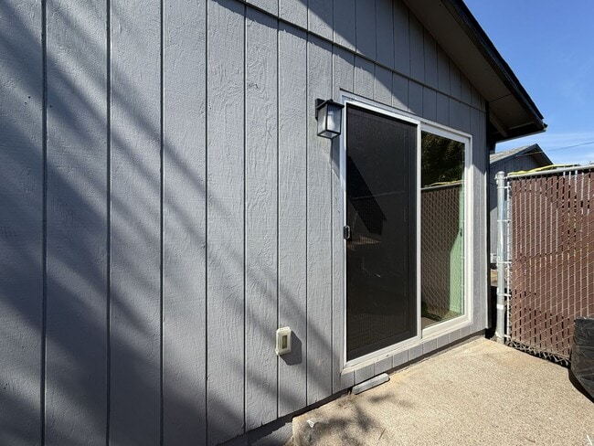 Building Photo - 5921 SE 83rd Ave