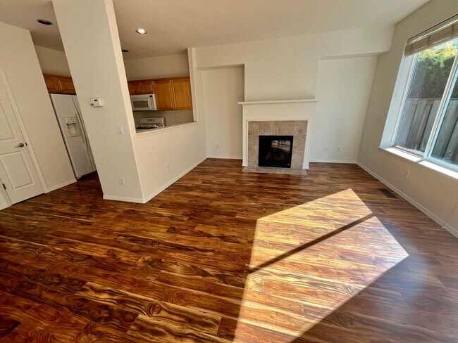 Building Photo - Amazing 3-Bedroom 2.5-Bathroom Townhouse i...