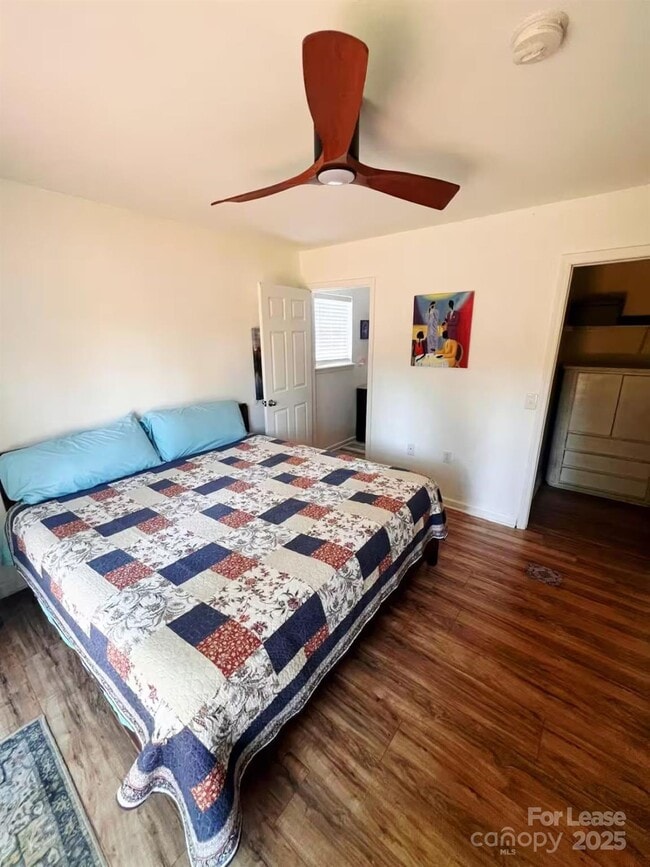 Building Photo - 817 E 17th St