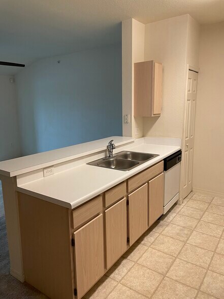 Building Photo - 5455 Vineland Rd