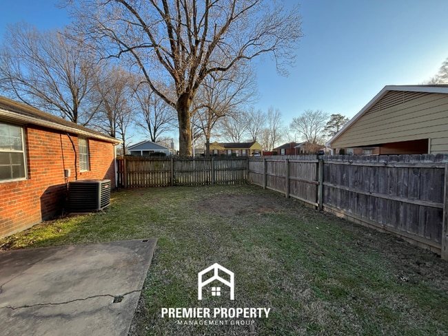 Building Photo - Spacious 3BR Memphis Home with Hardwood Floors, Dual Dining Areas & Fenced Yard
