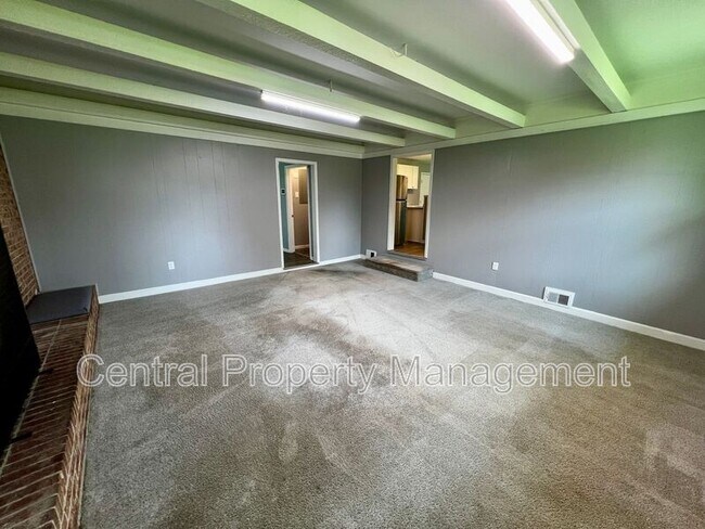 Building Photo - 104 Madison Cir