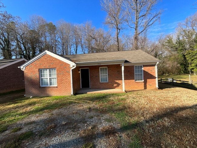 Building Photo - Ready to view! 3 bedroom, 2 bath Brick home in High Point near I-74