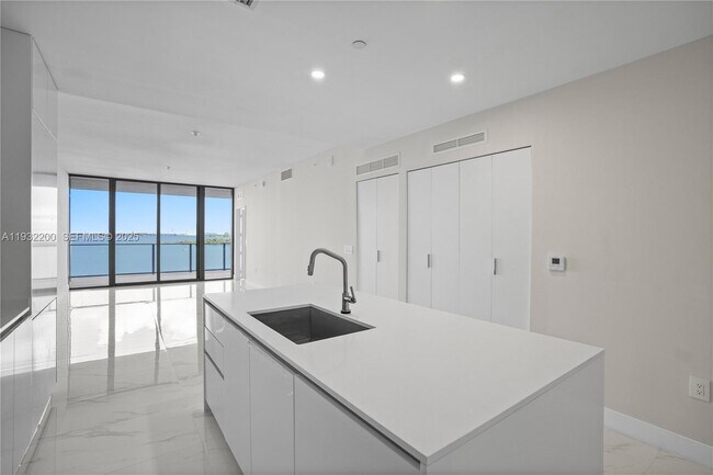 Building Photo - 700 NE 24th St