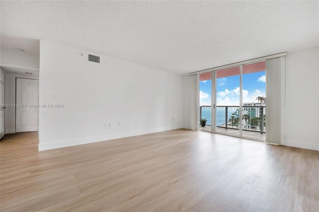 Building Photo - 1155 Brickell Bay Dr