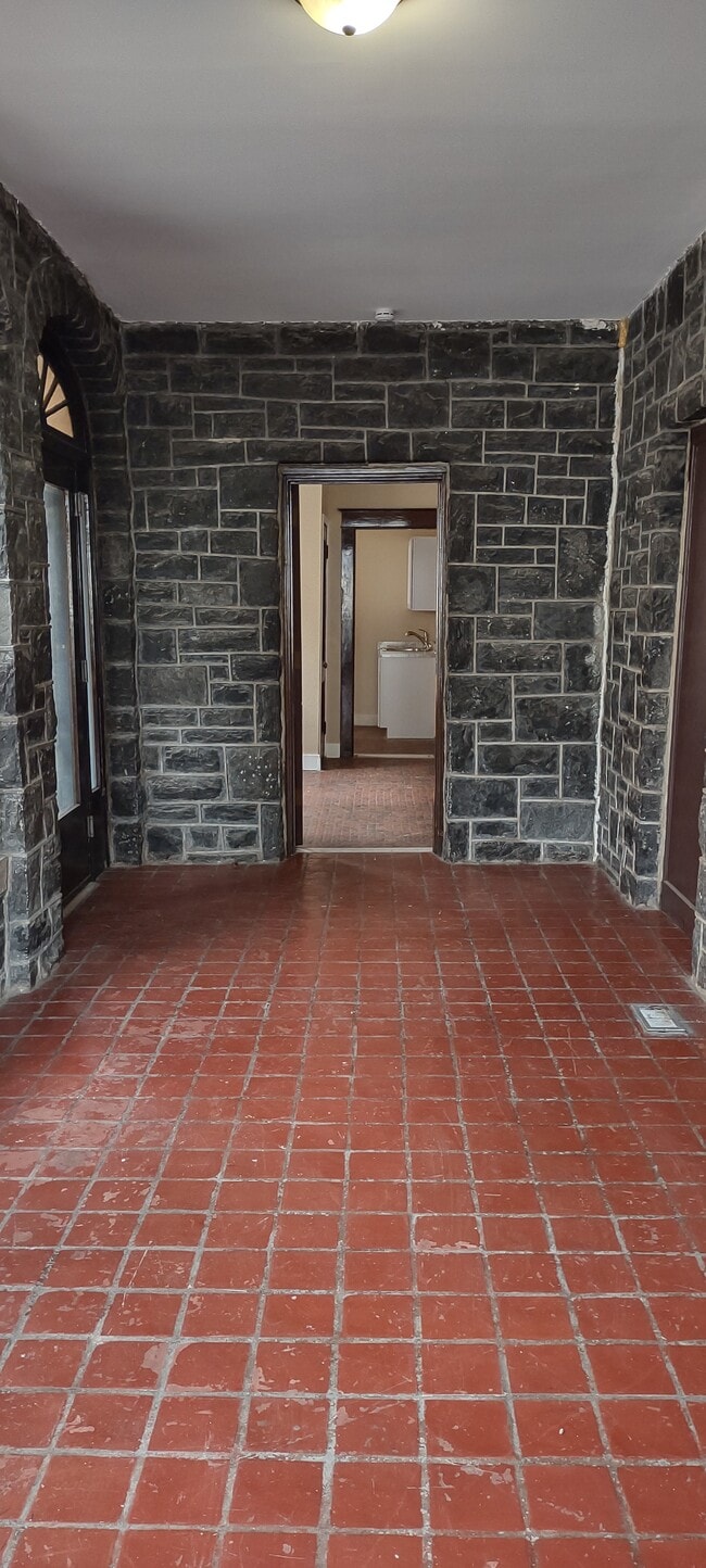 Building Photo - 326 N Front St