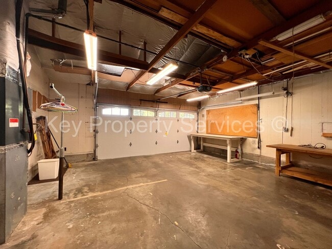Building Photo - Beautifully Remodeled Gresham Ranch