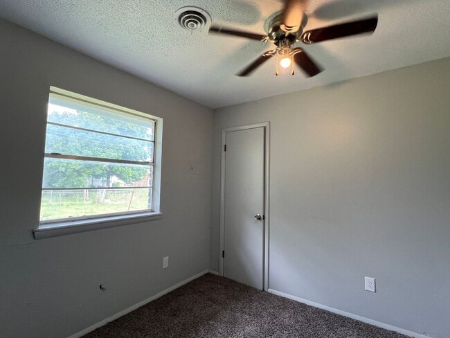 Building Photo - 3313 SW Salinas- AVAILABLE NOW!