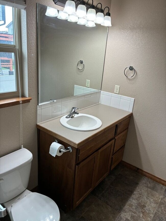 Building Photo - Beautiful 3 bed, 2 bath ranch w/fenced in ...