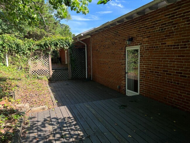 Building Photo - Historic Woolen Mills Mill House