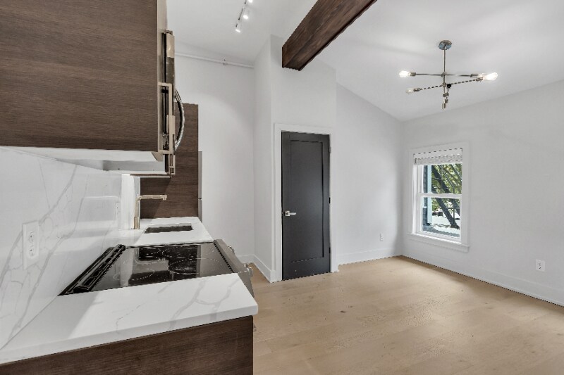 Primary Photo - 182 Waterman St