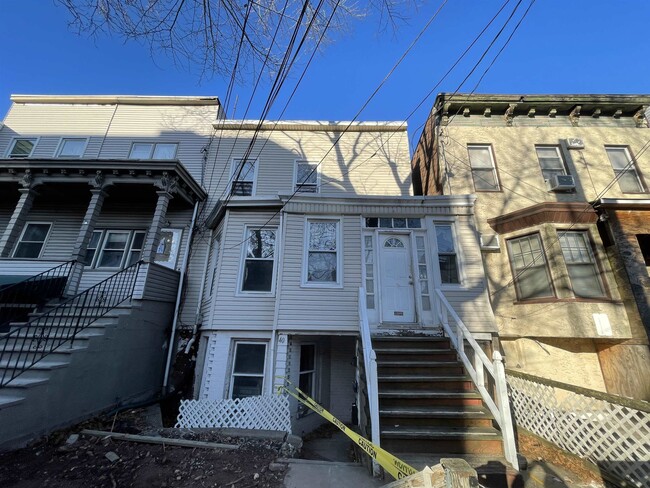 Primary Photo - 40 Lincoln St