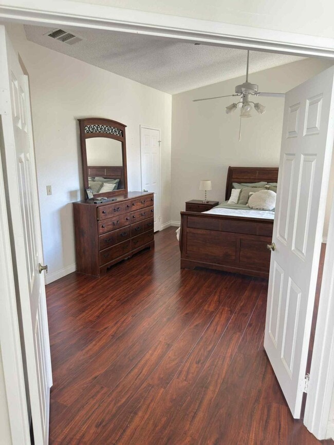 Building Photo - 2890 Summer Set Cir