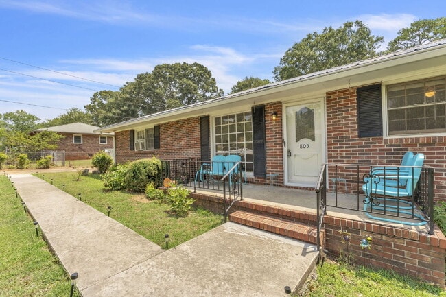 Building Photo - **SPECIAL LEASE INCENTIVE** Charming 3-Bed...