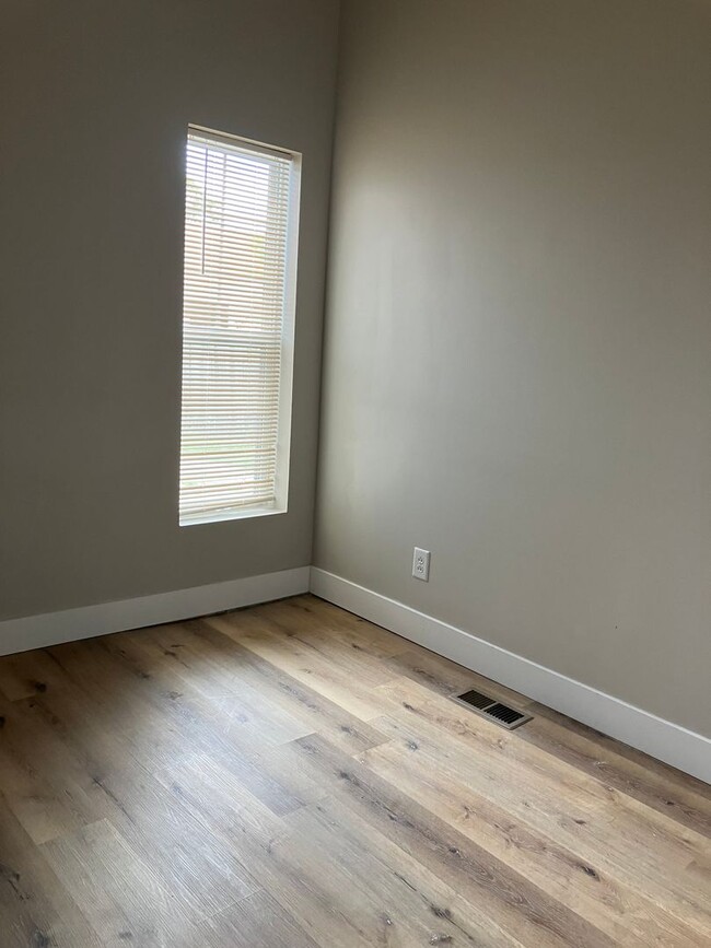 Building Photo - 1915 Poplar St