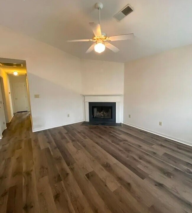Building Photo - COMING SOON! 3 Bed 2 Bath Single Family Home w/ Garage!